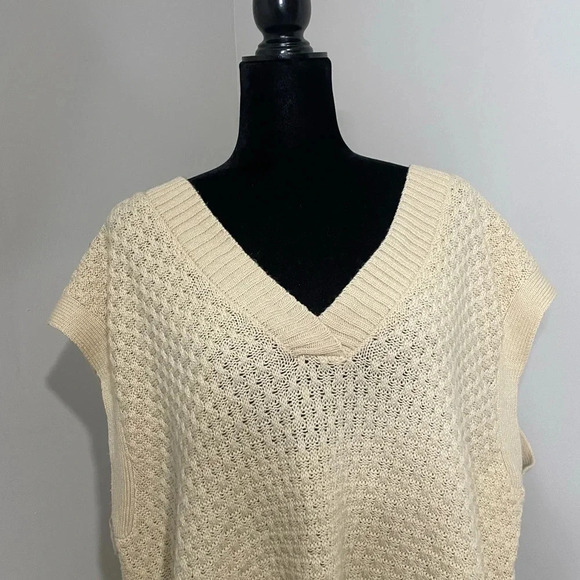 Eloquii Cream Colored Chunk‎ Knit Slouchy Sweater Vest - Picture 2 of 10